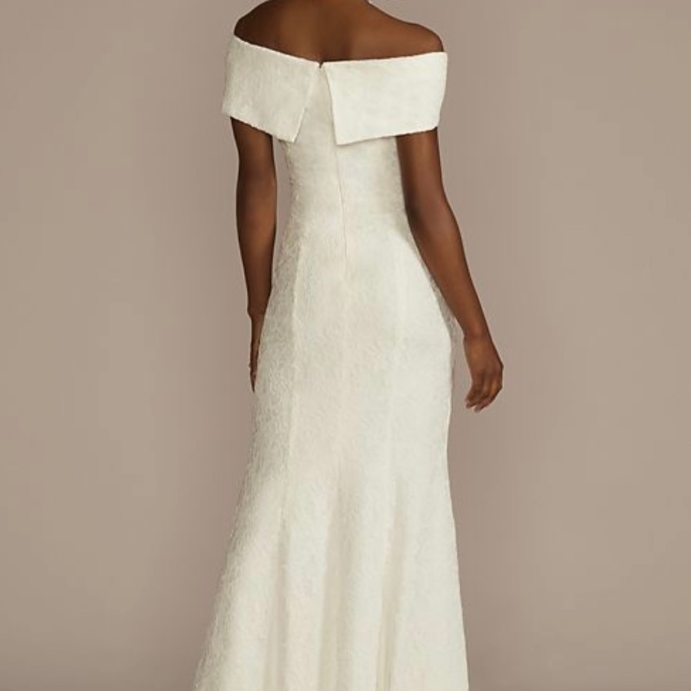 Gorgeous ivory David’s Bridal Wedding Gown, new with tags only tried on